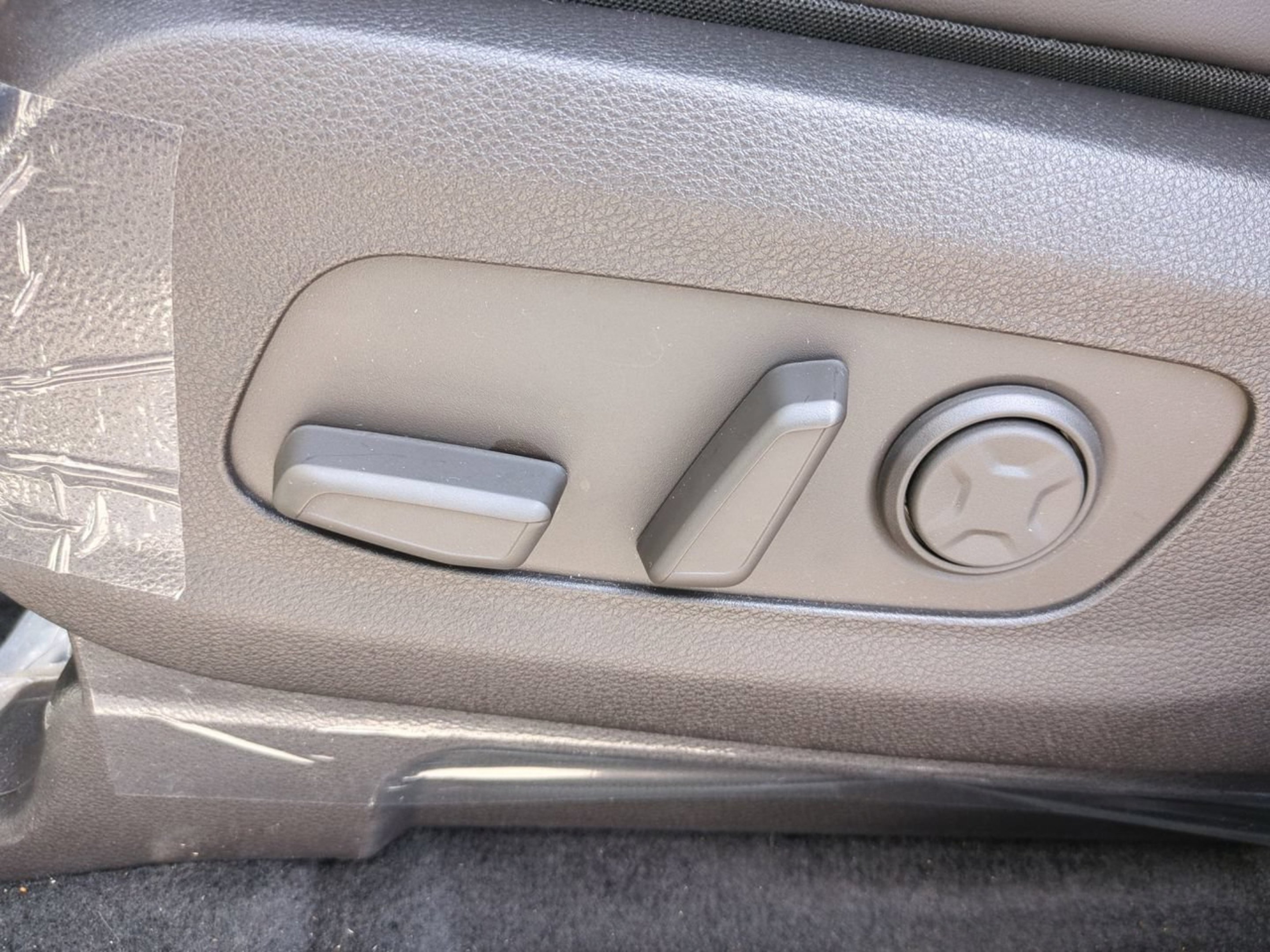 New 2026 Ivory Silver Kia EX image 19