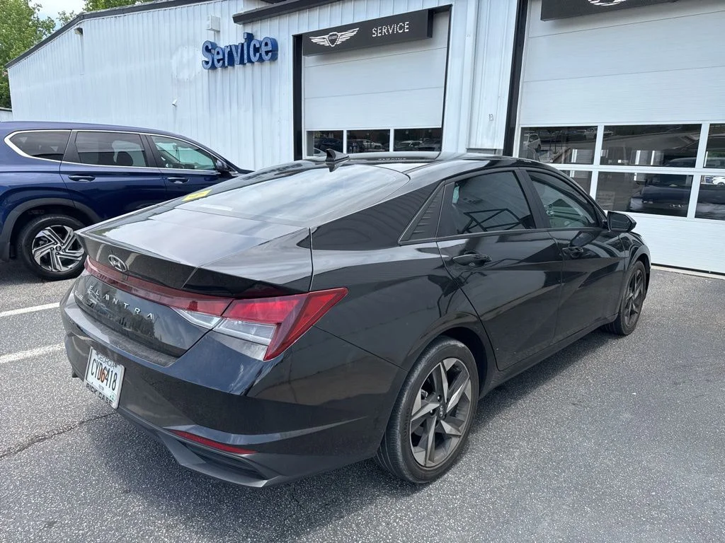 Used 2023 Black Hyundai SEL image 3