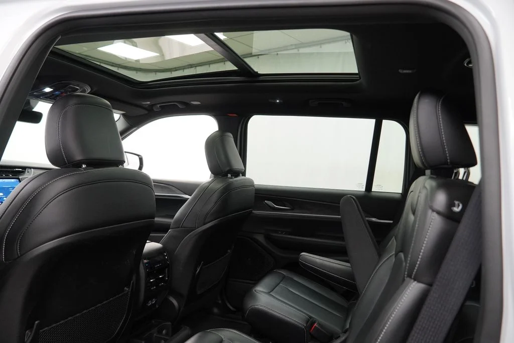 Used 2025 White Jeep Limited image 22