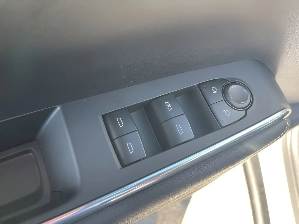 Used 2025 Summit White GMC Elevation image 24