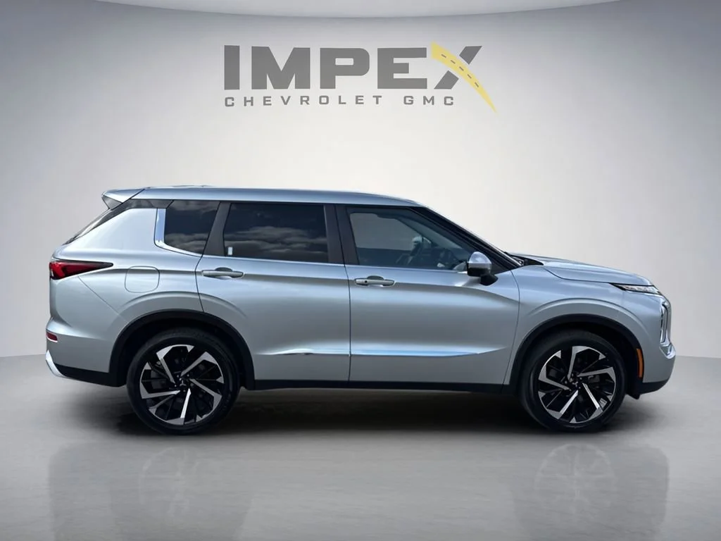 Used 2022 Silver Mitsubishi SE image 6