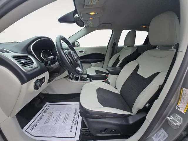 Used 2017 Silver Jeep Latitude image 9