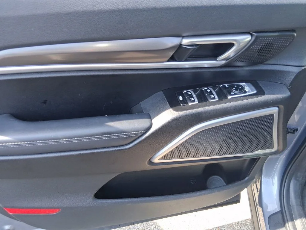 Used 2024 Silver Kia S image 9