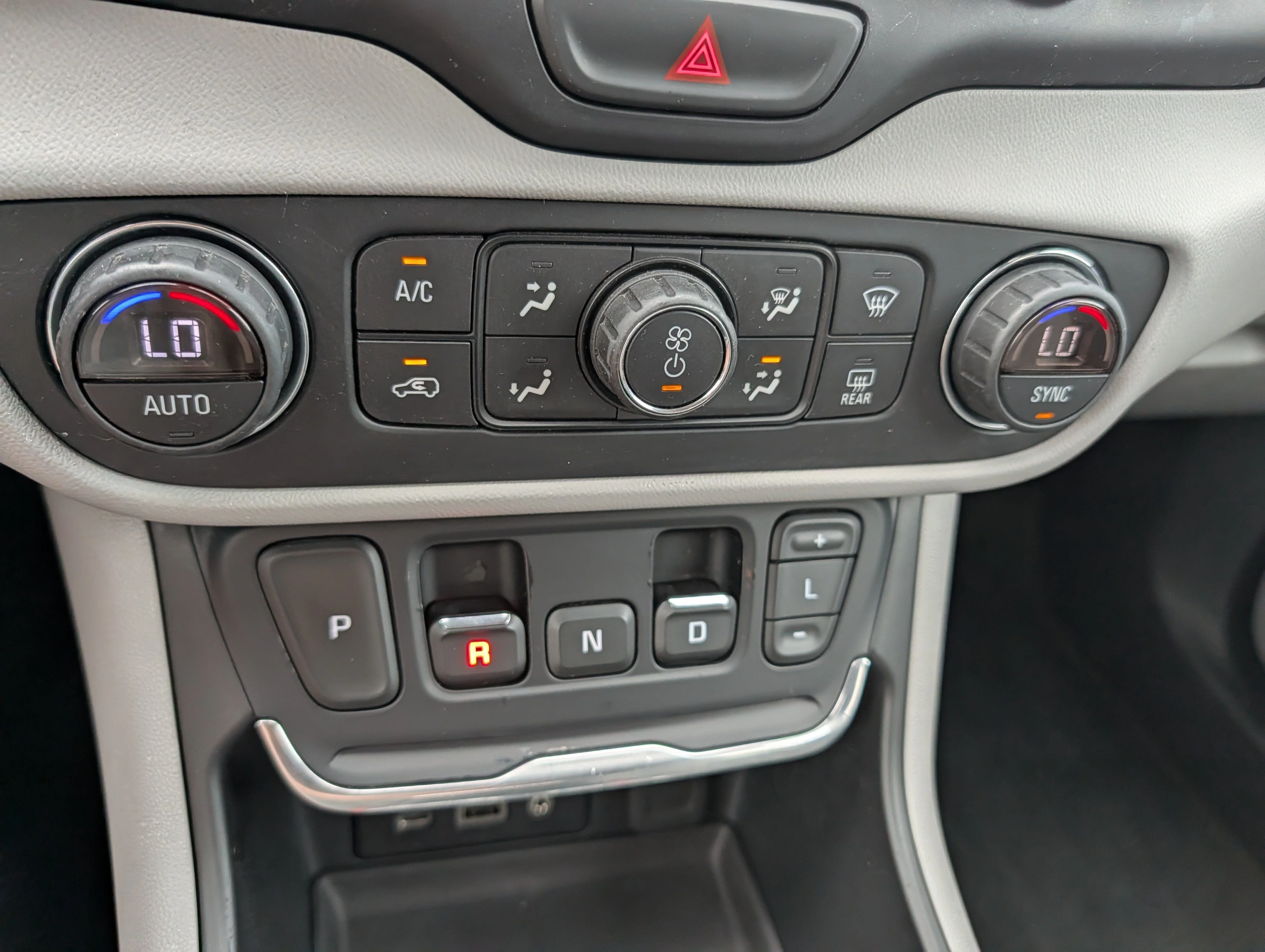 Used 2018 Graphite Gray Metallic GMC SLT image 32