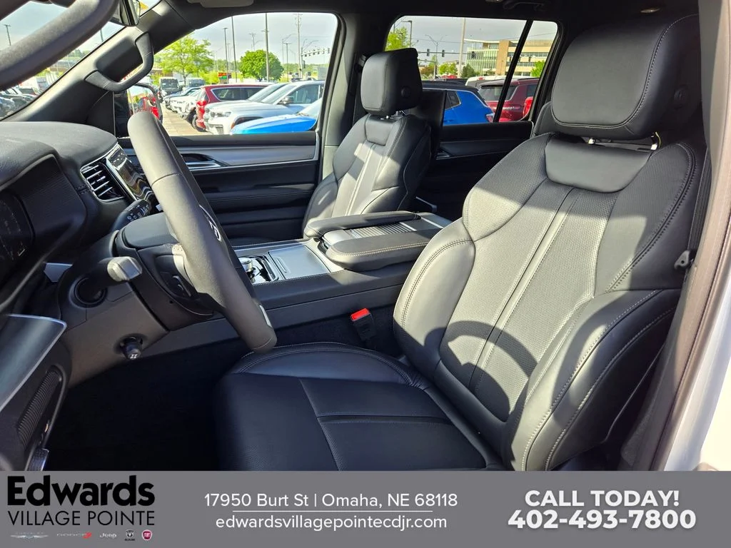 New 2026 Bright White Clear-Coat Exterior Paint Jeep Limited Altitude image 13