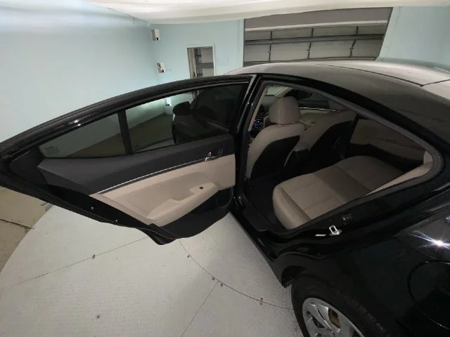 Used 2020 Black Hyundai SE image 21