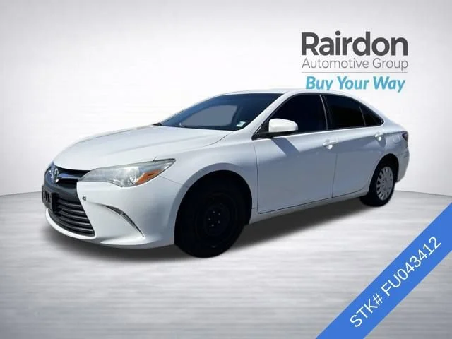 Used 2015 Super White Toyota XLE image 3