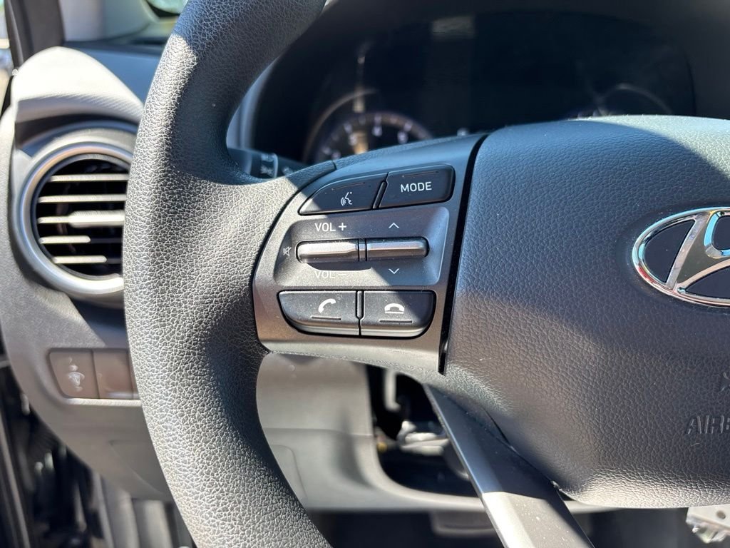 Used 2020 Black Hyundai SE image 17