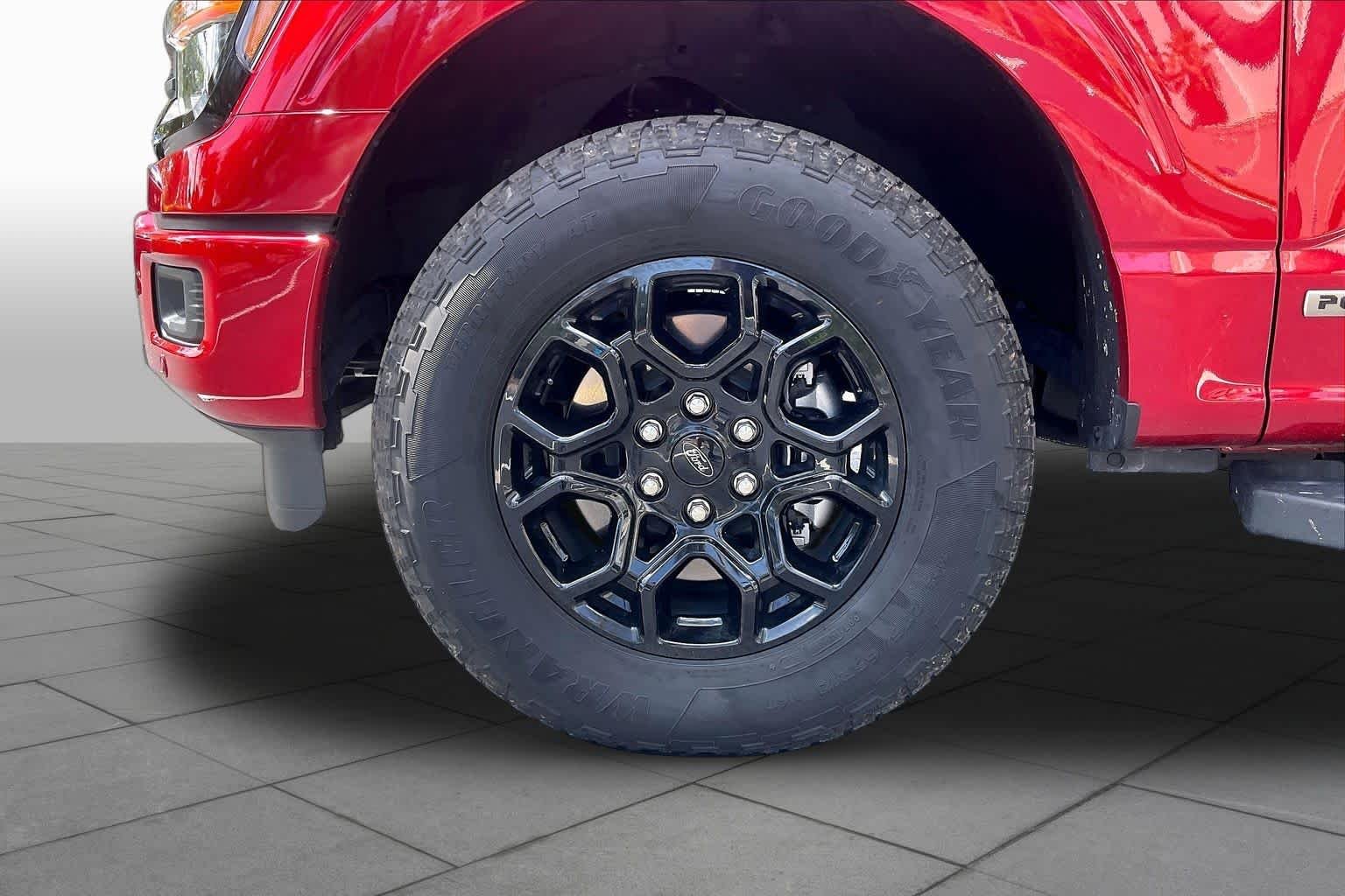 Used 2025 Rapid Red Metallic Tinted Clearcoat Ford XLT image 10