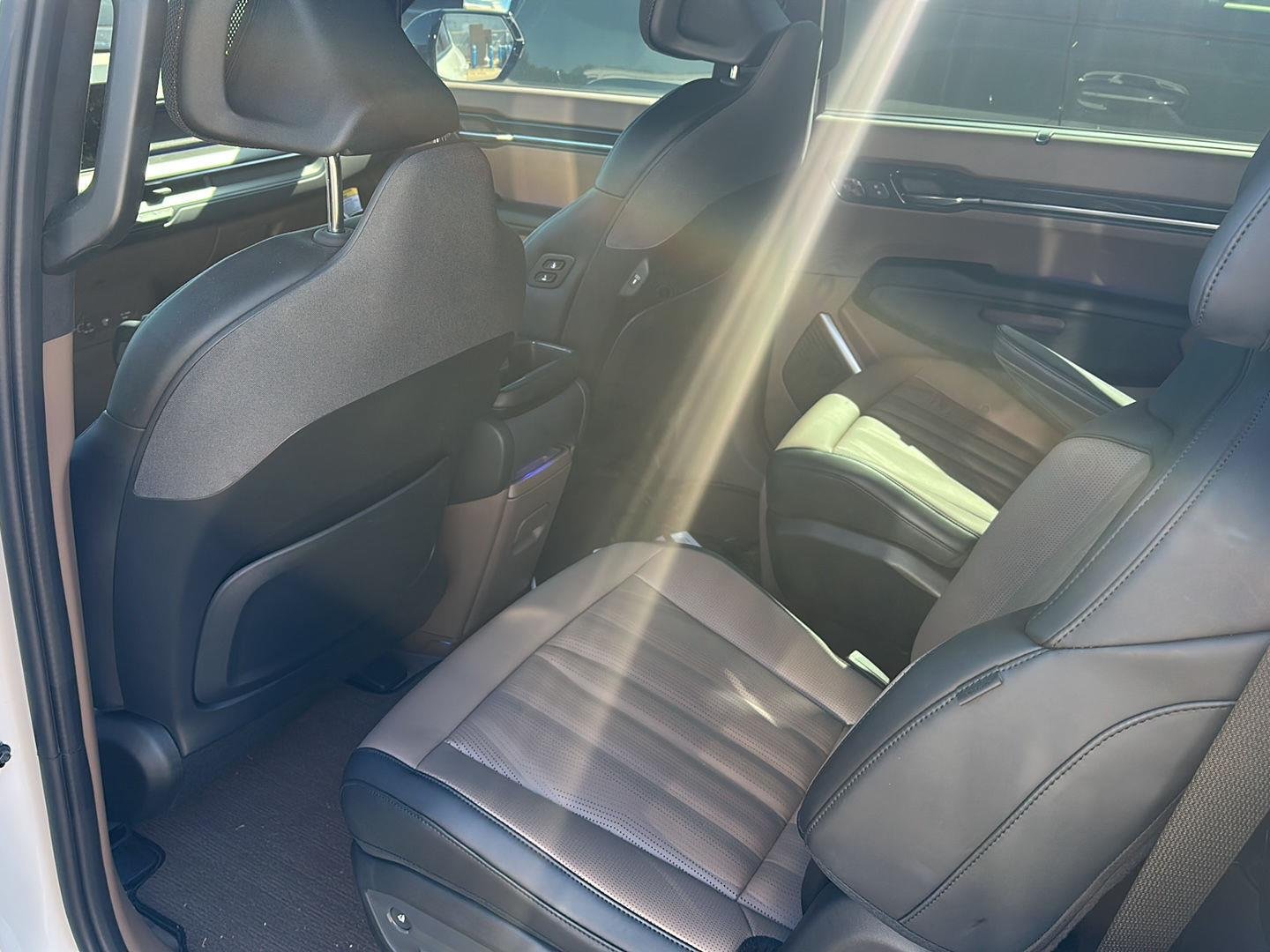 Used 2026 Glacial White Pearl/Ebony Black Roof Kia GT-Line image 8