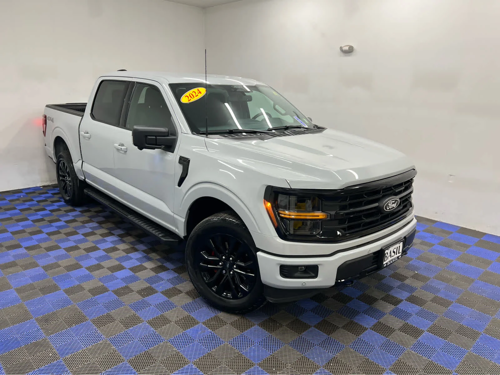 Used 2024 Avalanche Gray Ford XLT image 30
