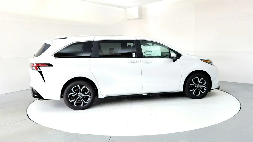 New 2026 Wind Chill Pearl Toyota Platinum image 6