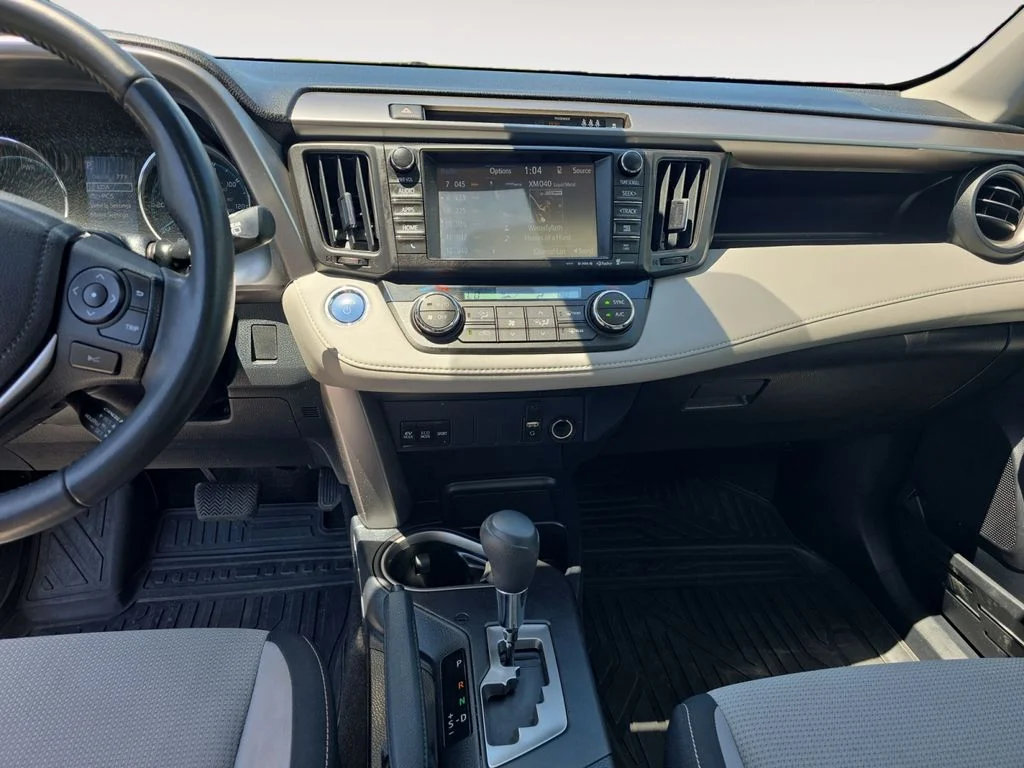 Used 2018 Galactic Aqua Mica Toyota XLE image 10