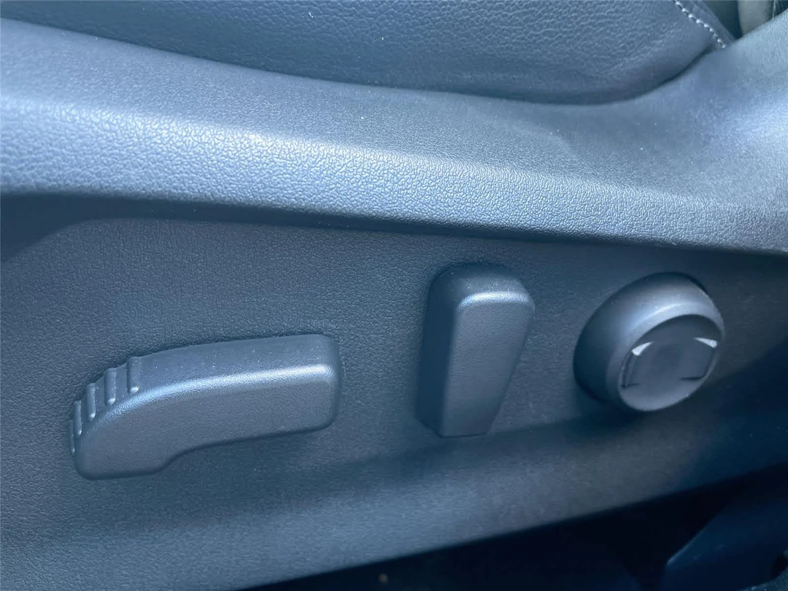 Used 2023 Ice Silver Metallic Subaru Limited image 13