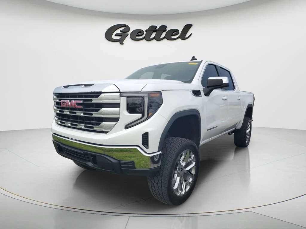 Used 2023 Summit White GMC SLE image 1