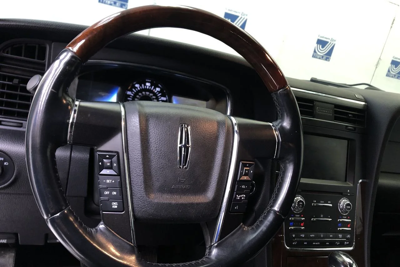 Used 2015 White Platinum Lincoln  image 22
