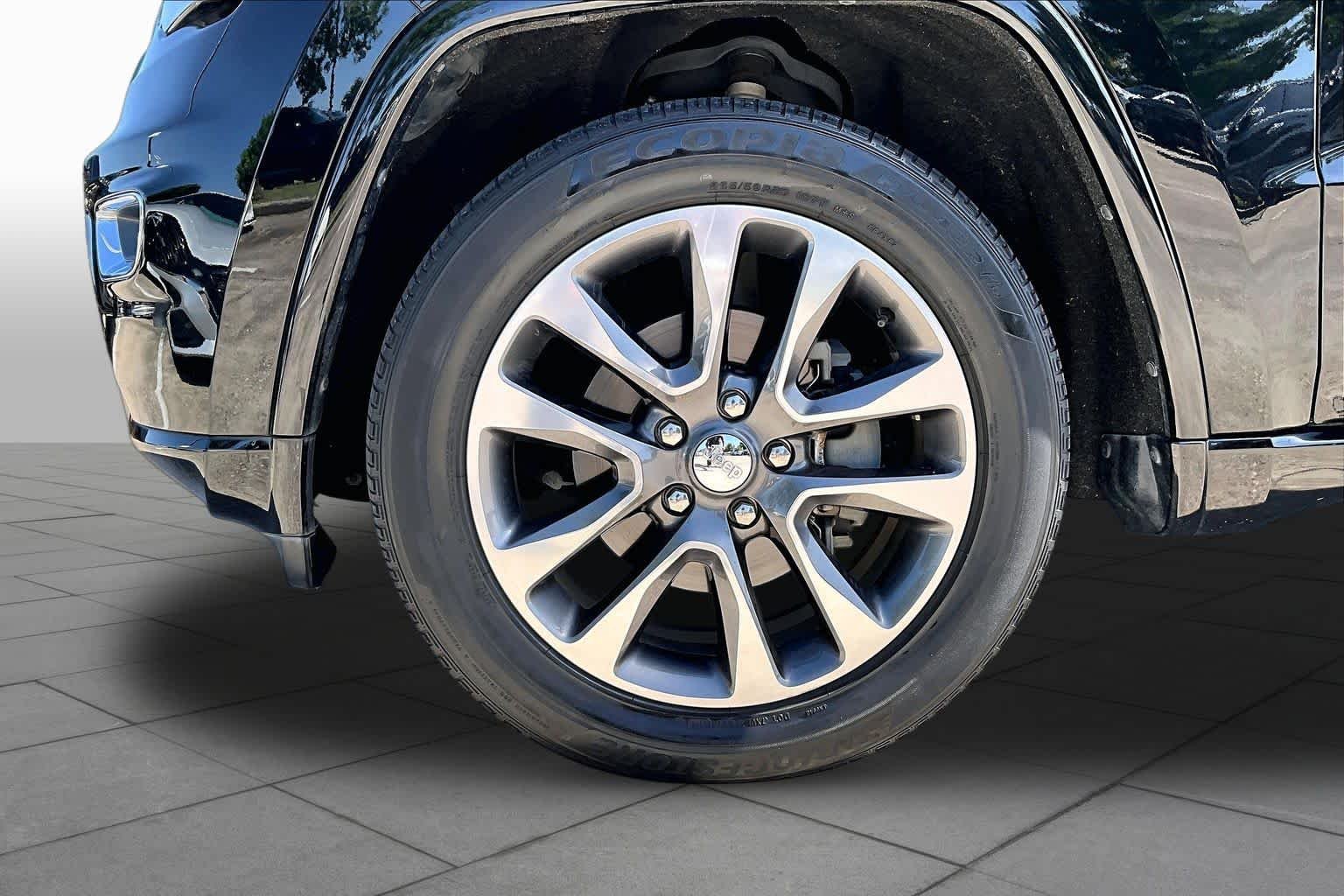 Used 2018 Diamond Black Crystal Pearlcoat Jeep Overland image 11