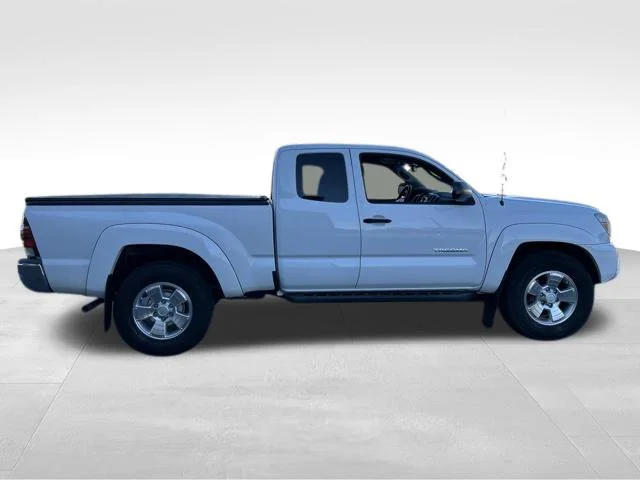 Used 2013 White Toyota Base image 6