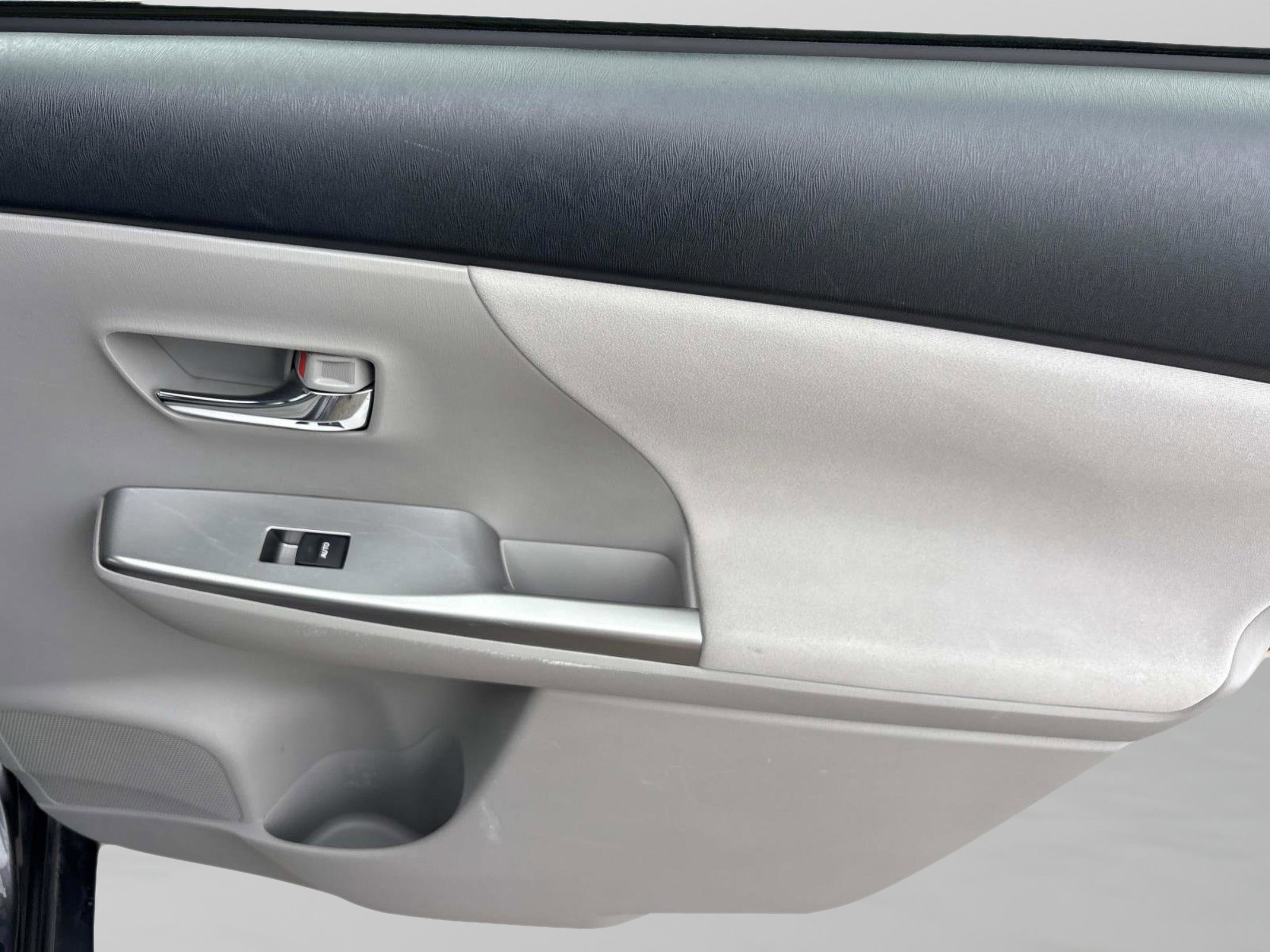 2016 Toyota Prius v Five - Photo 20