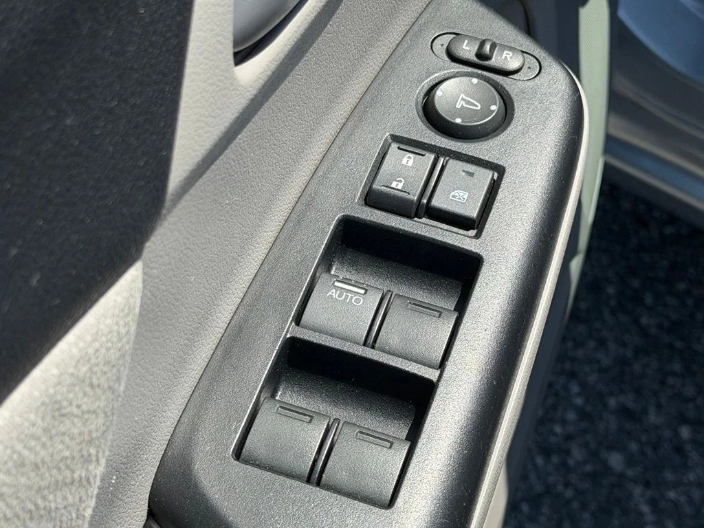 Used 2013  Honda LX image 25