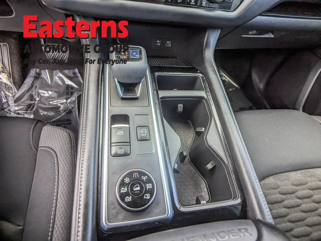 Used 2022 Gray Nissan SV image 26