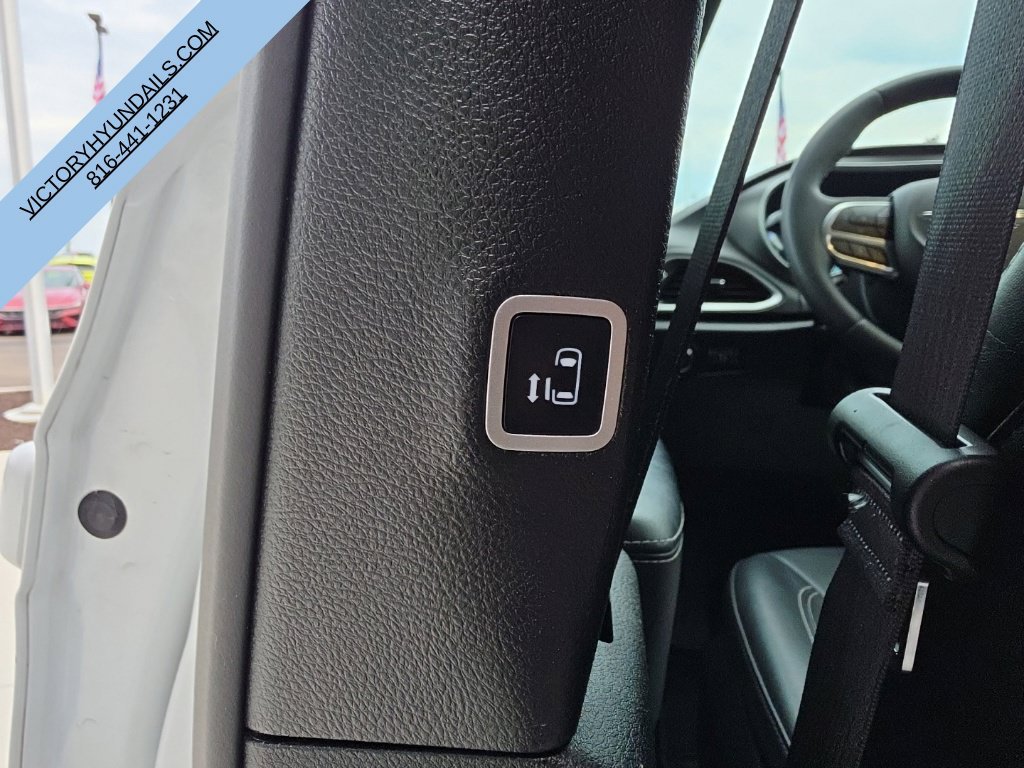 Used 2025 White Chrysler Select image 33