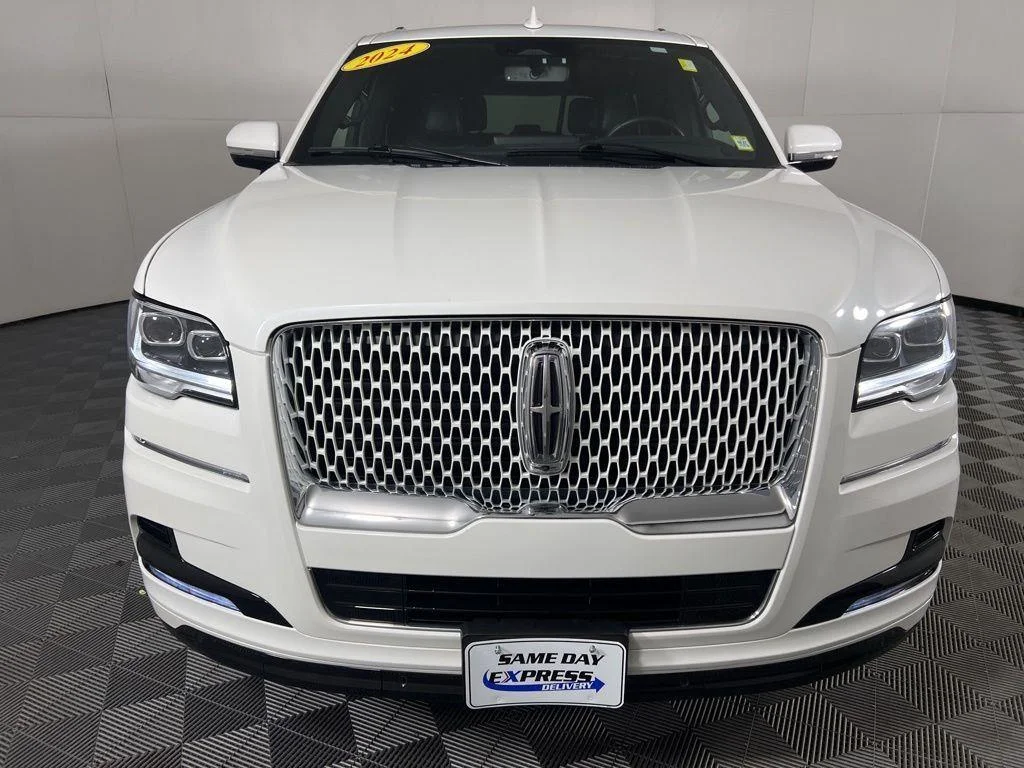 Used 2024 White Metallic Lincoln Reserve image 19