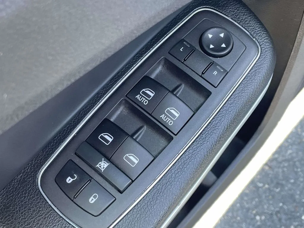 Certified Used 2022  Chrysler Touring image 24