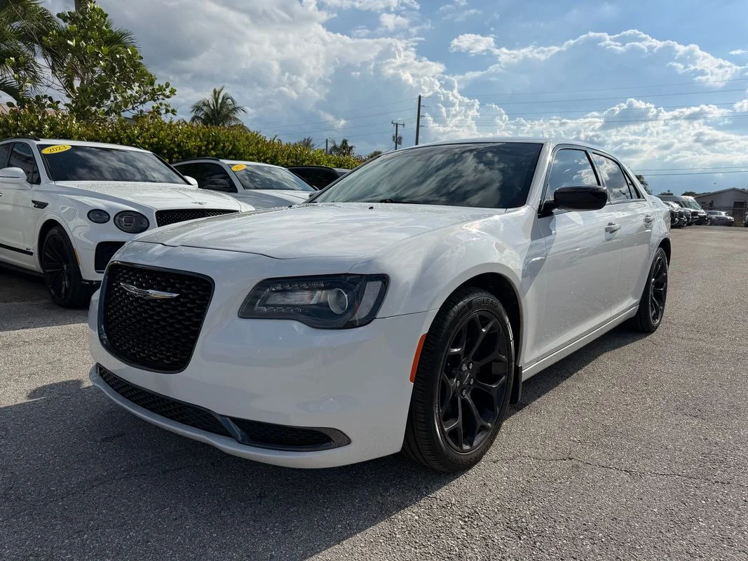 Used 2019  Chrysler Touring image 1