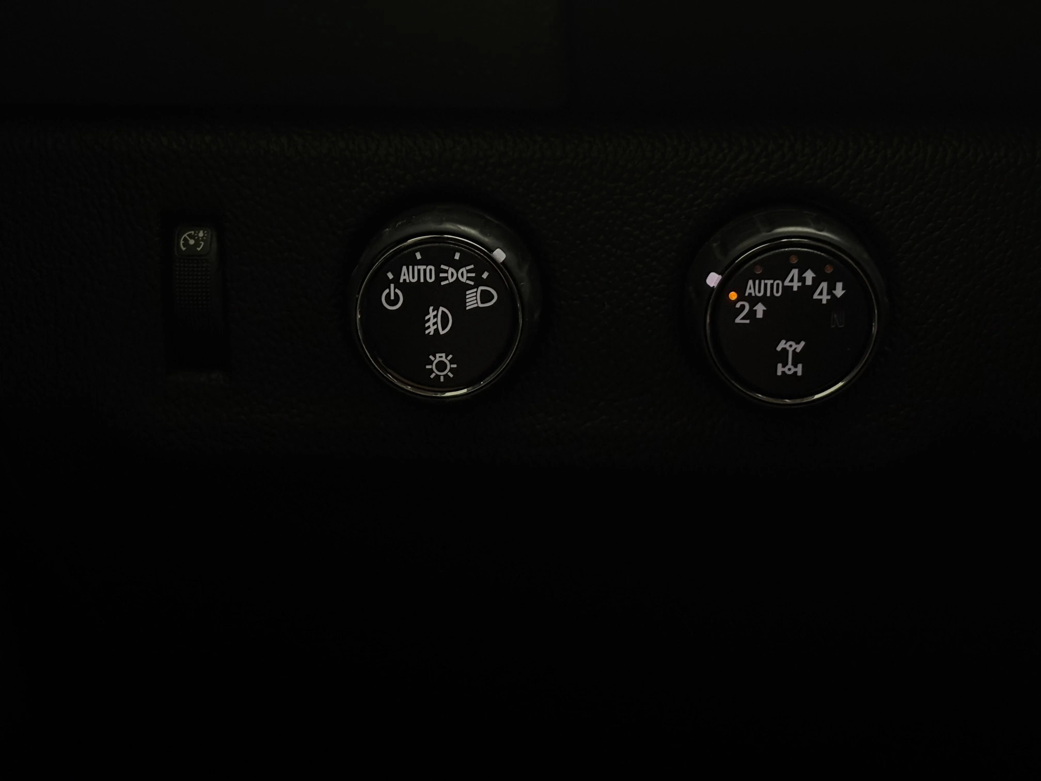 Used 2018 BLACK Chevrolet 4WD Z71 image 22