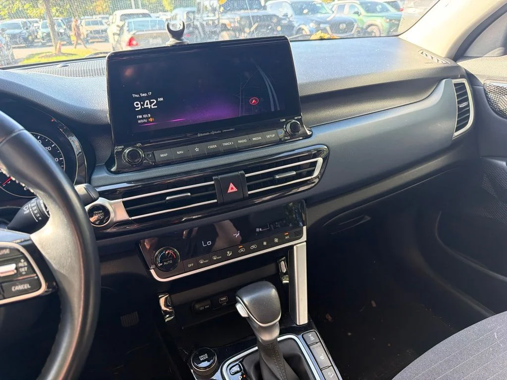 Used 2023 Snow White Pearl Kia Nightfall image 10