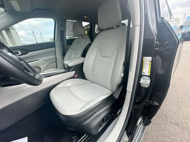 Used 2022 Black Jeep Latitude image 13