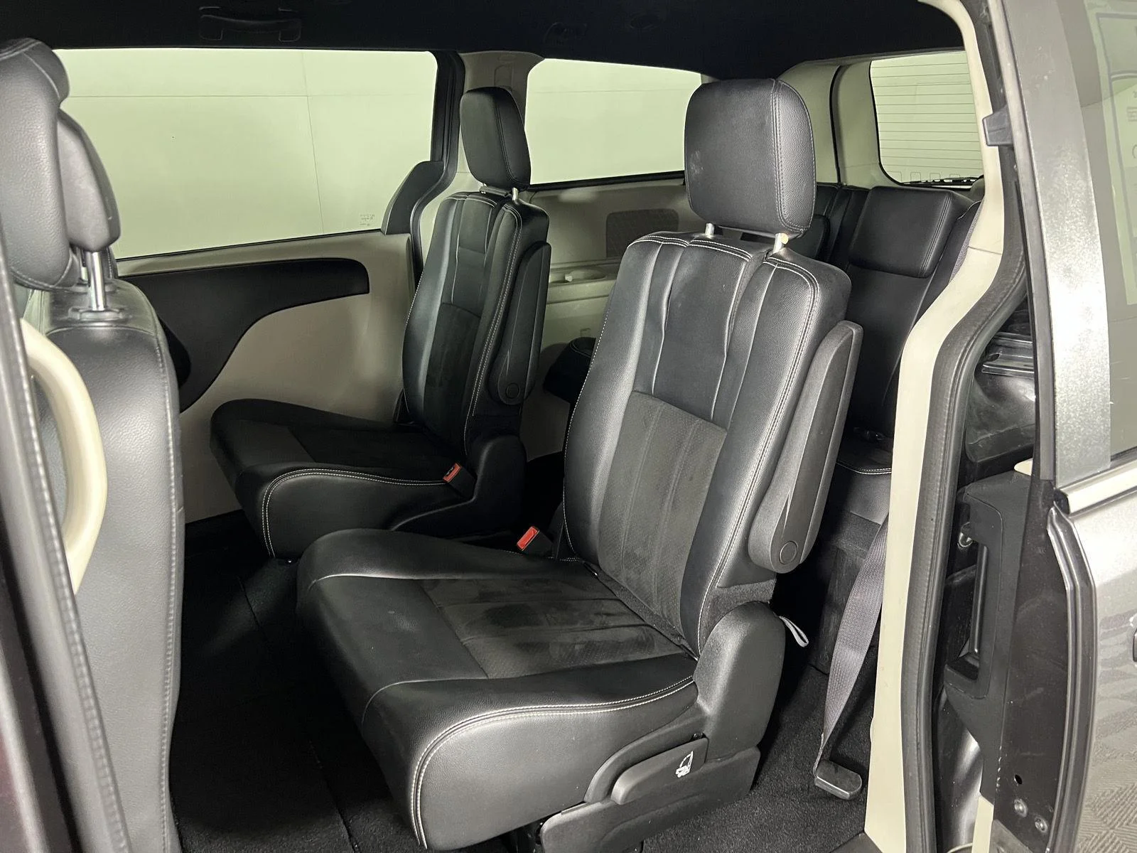 Used 2019 Granite Pearlcoat Dodge SXT image 25