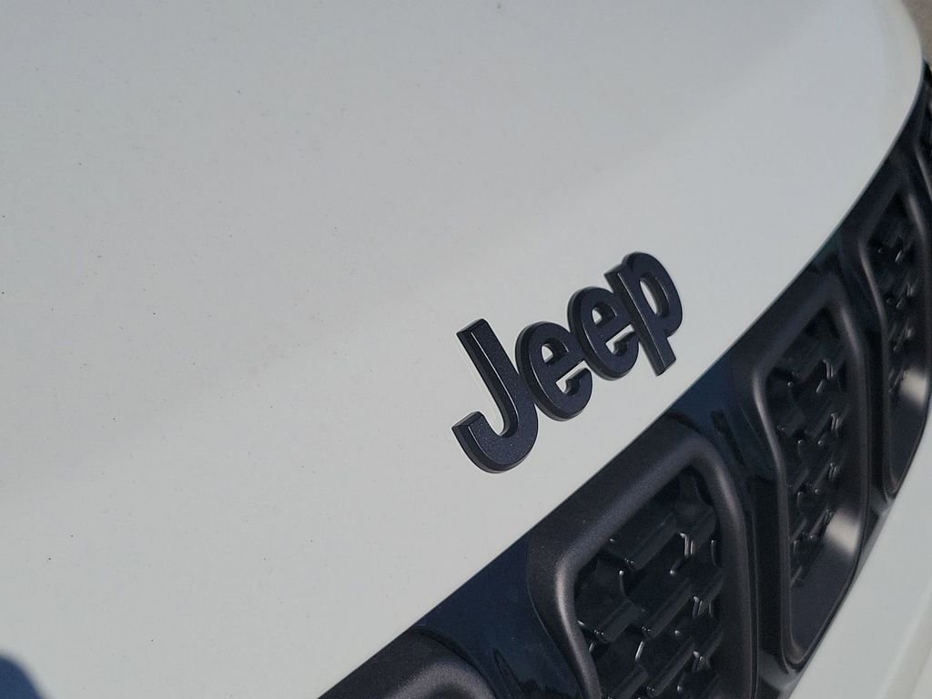 New 2026 Bright White Clear-Coat Exterior Paint Jeep Latitude image 40