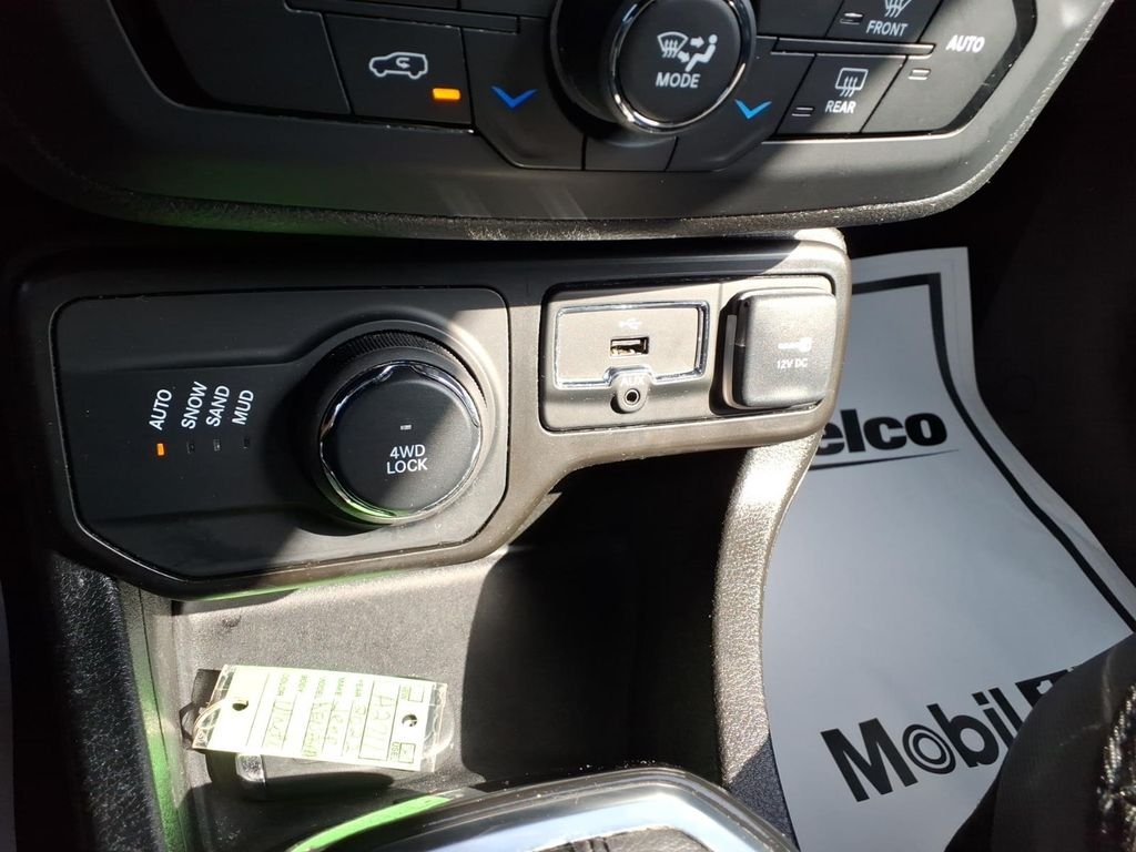 Used 2022 Alpine White Clearcoat Jeep Altitude image 18