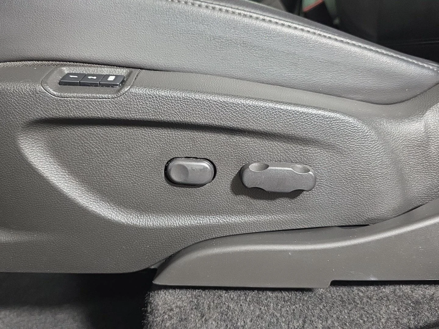 Used 2019 White Frost Tricoat Buick Essence image 13