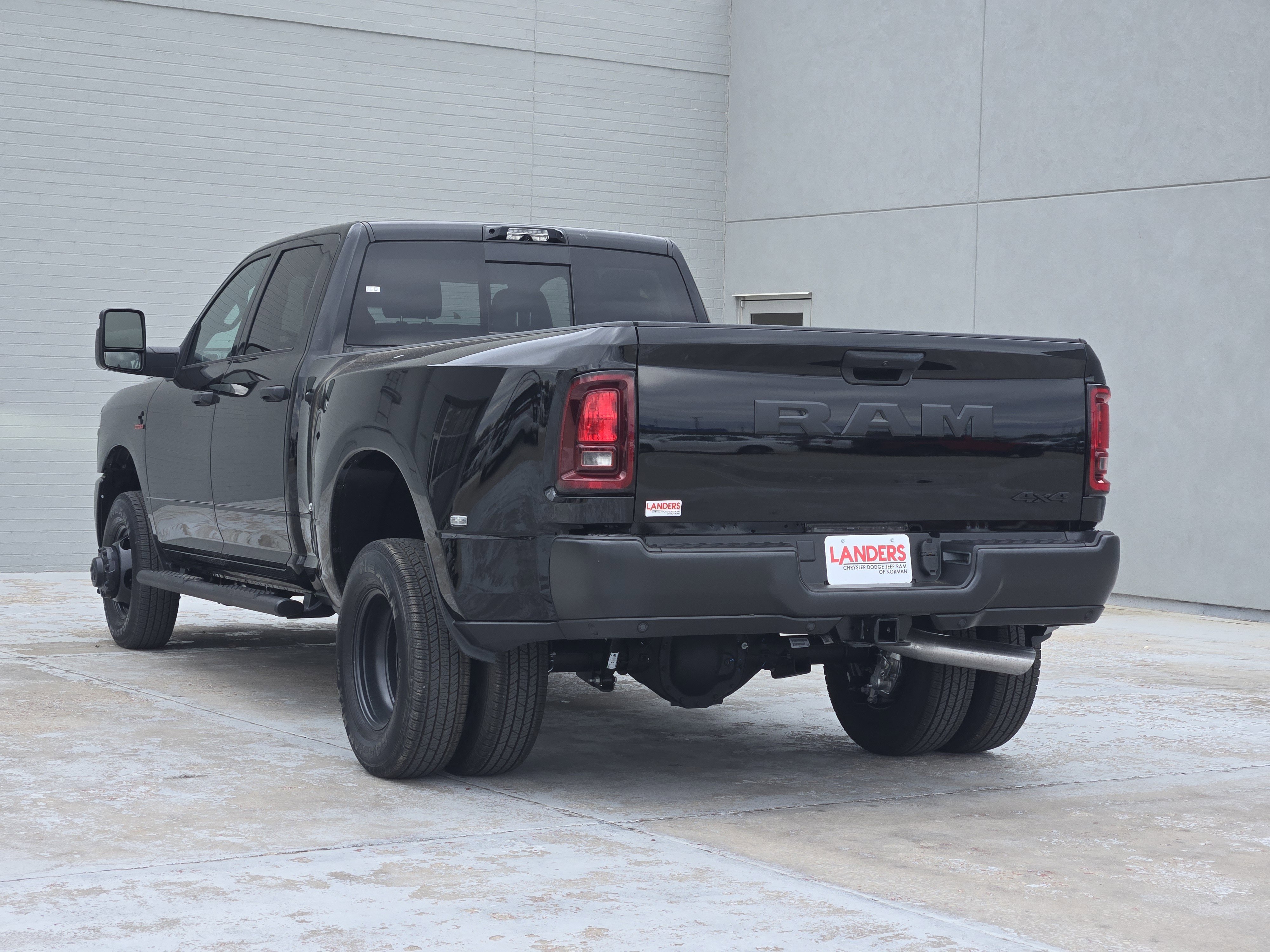 New 2026 Diamond Black Crystal Pearl-Coat Exterior Paint RAM Tradesman image 3