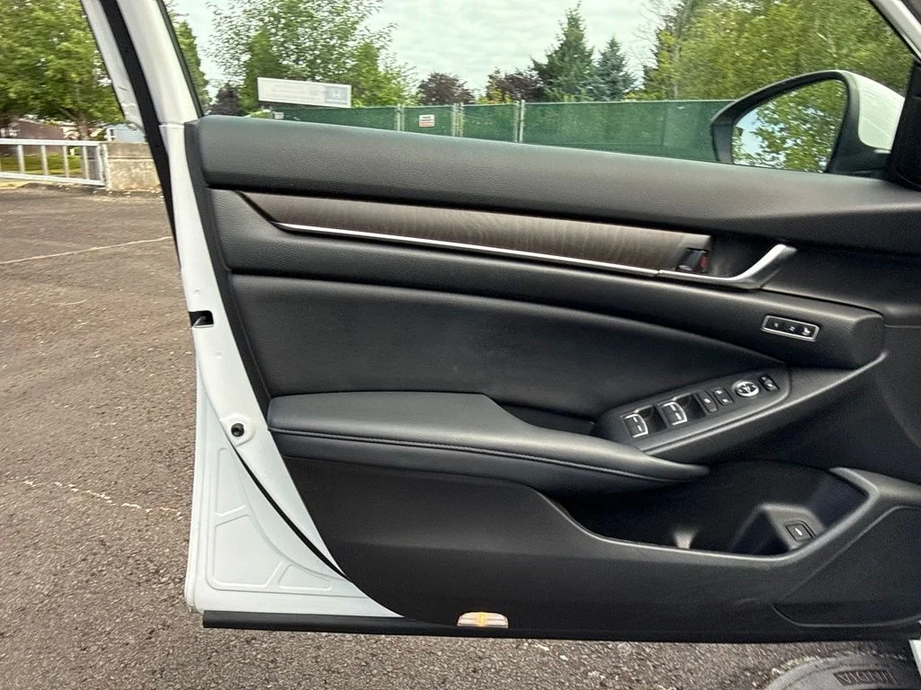 Used 2018 Platinum White Pearl Honda Touring image 19