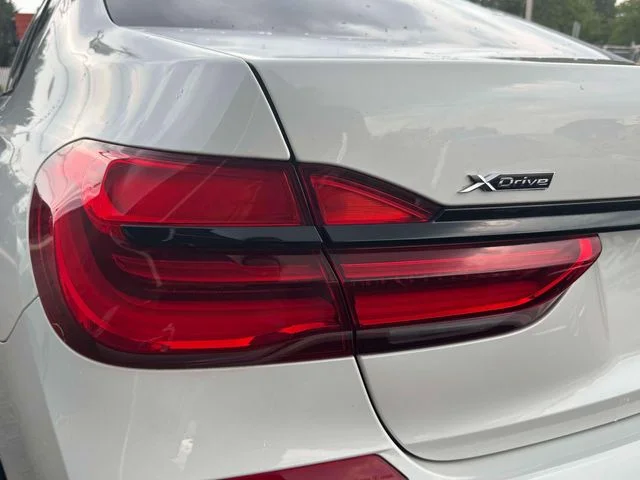 Used 2019 White BMW 750i xDrive image 15