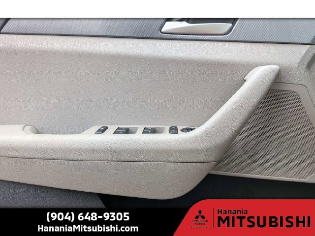 Used 2018 Black Hyundai SE image 22