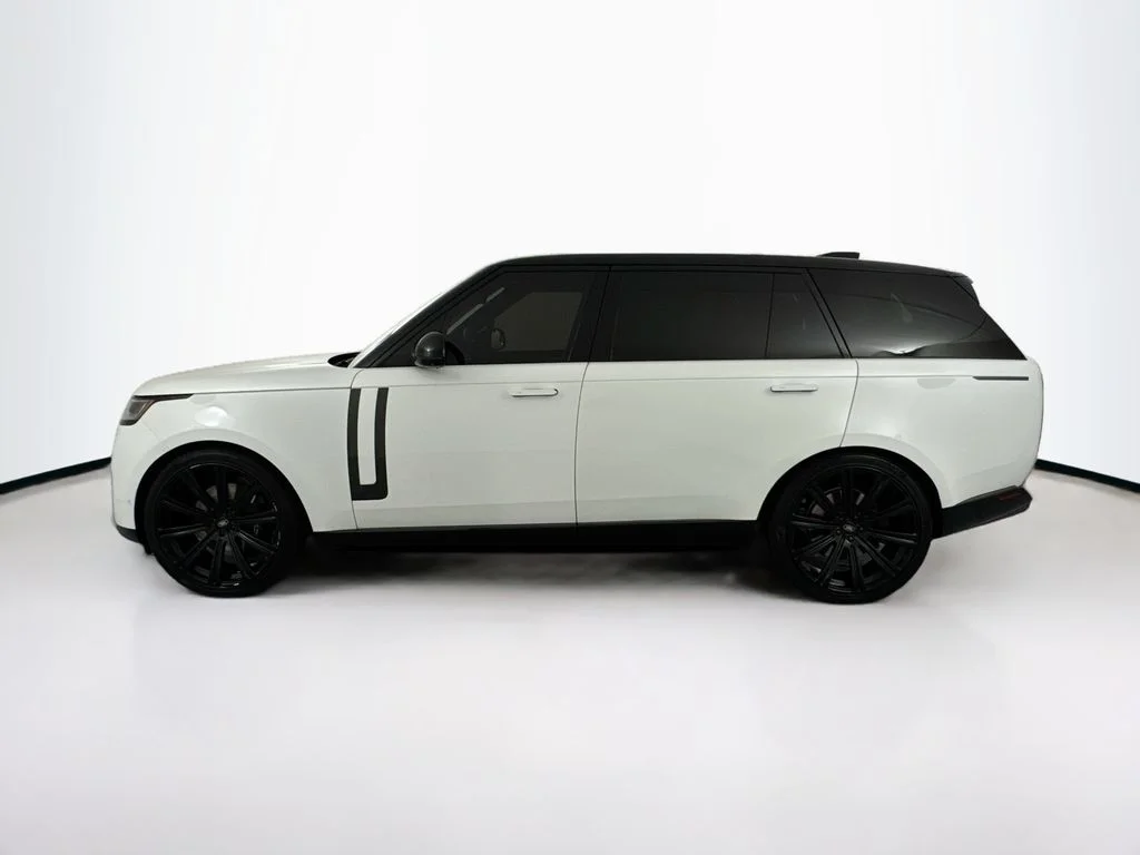 Used 2023 White Land Rover SE image 8