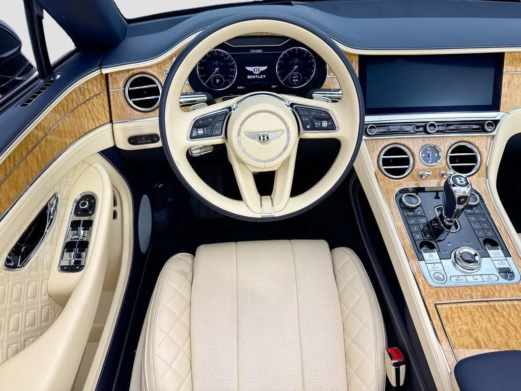 Used 2021  Bentley V8 image 18