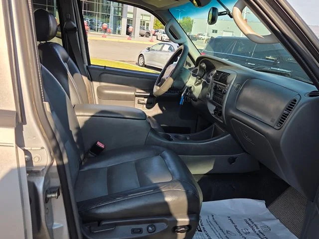 Used 2004 Silver Ford XLS image 15