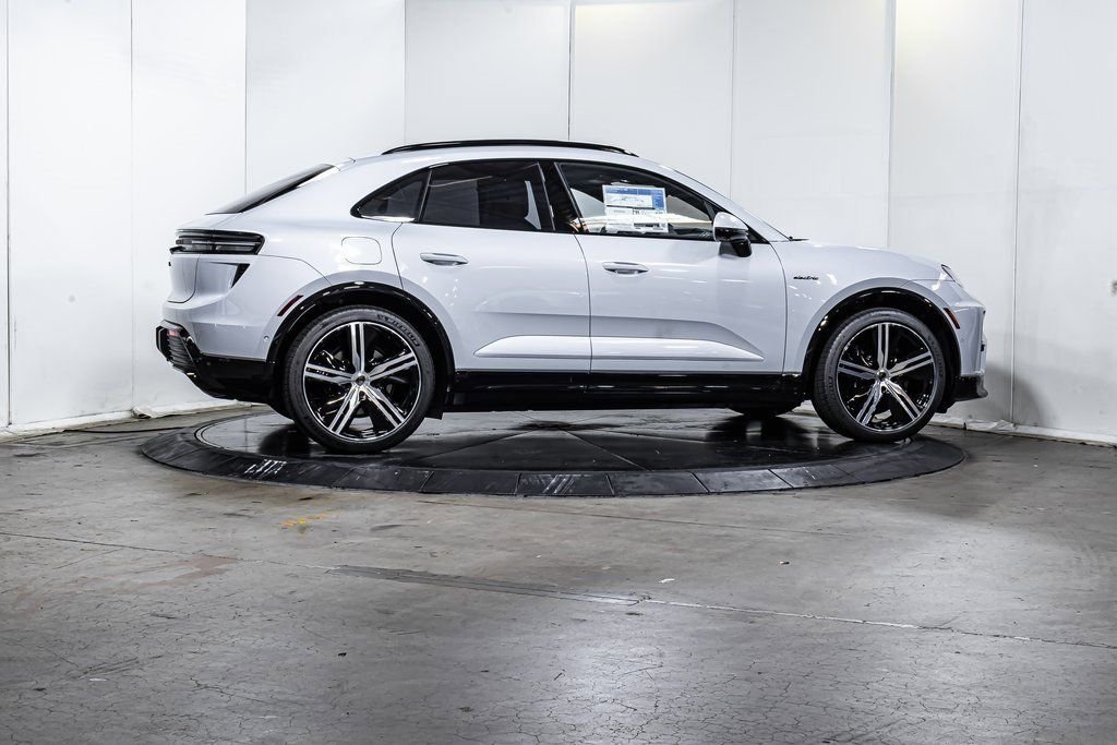 2025 Porsche Macan Turbo Electric - Photo 8