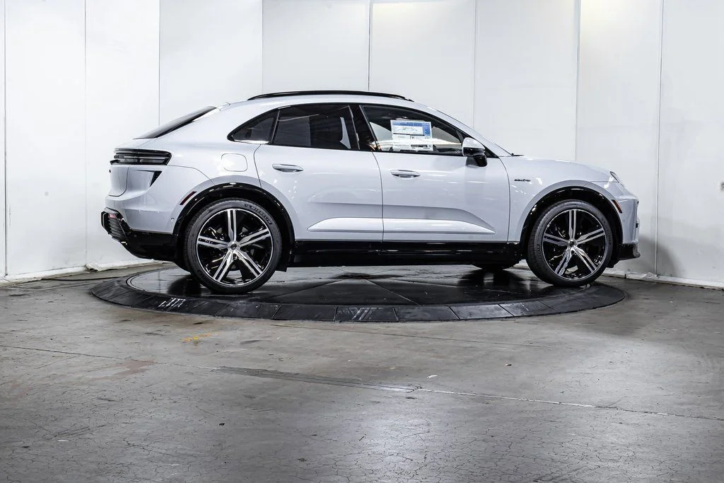 2025 Porsche Macan Turbo Electric - Photo 8