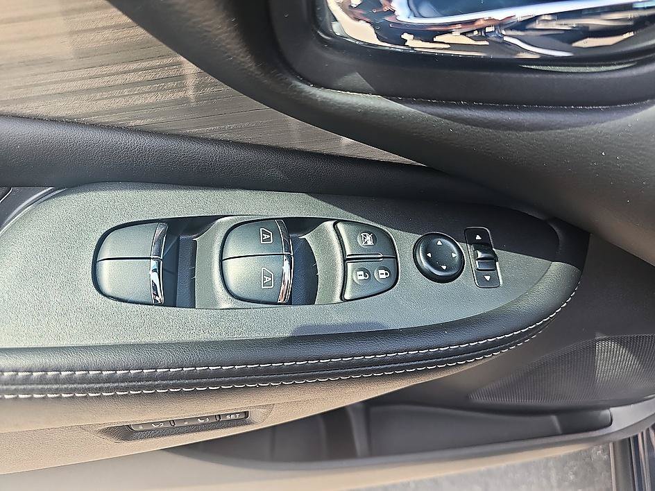Used 2016 Arctic Blue Metallic Nissan SL image 12