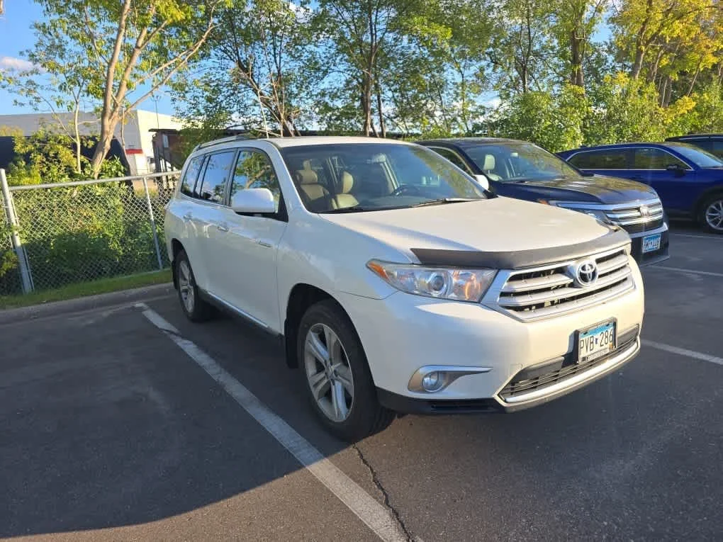 Used 2012 Blizzard Pearl Toyota Limited image 3