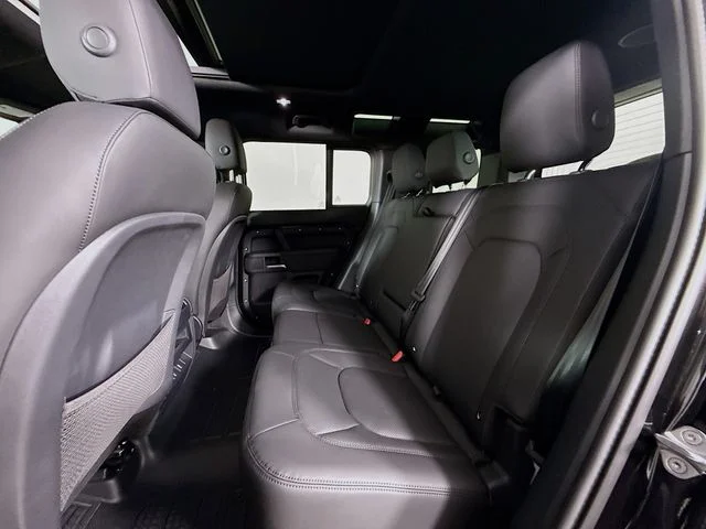 New 2026 Santorini Black Metallic Land Rover X-Dynamic SE image 24