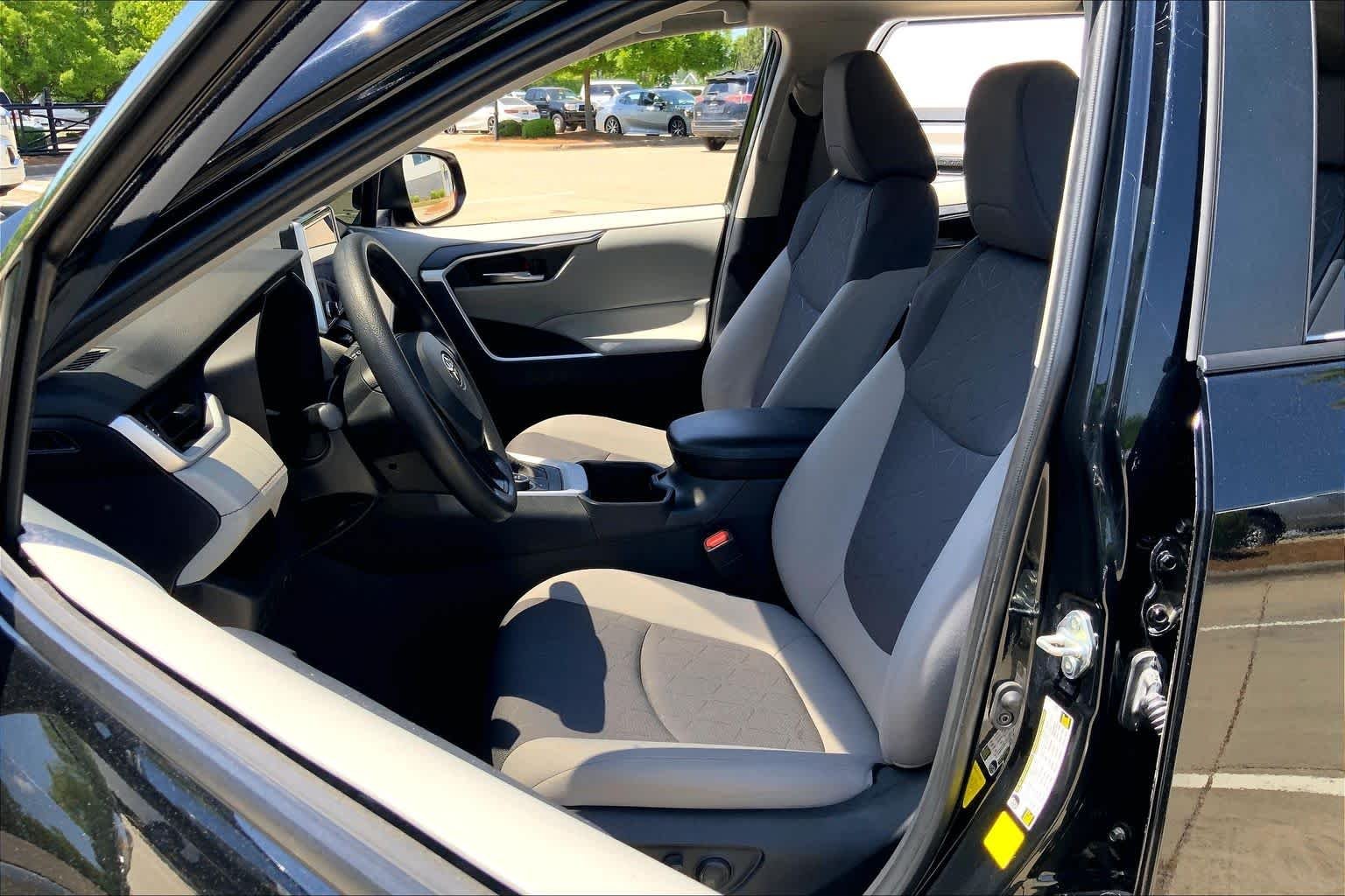 2024 Toyota RAV4 XLE - Photo 8