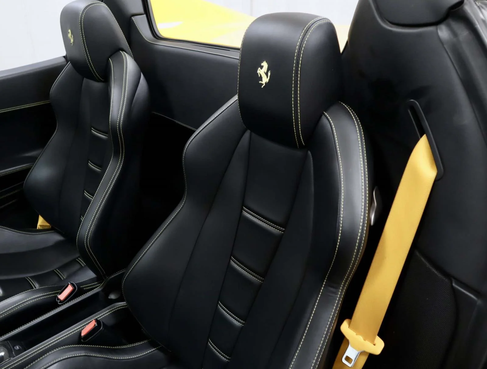 Used 2013 Giallo Modena Ferrari 2dr Conv image 23